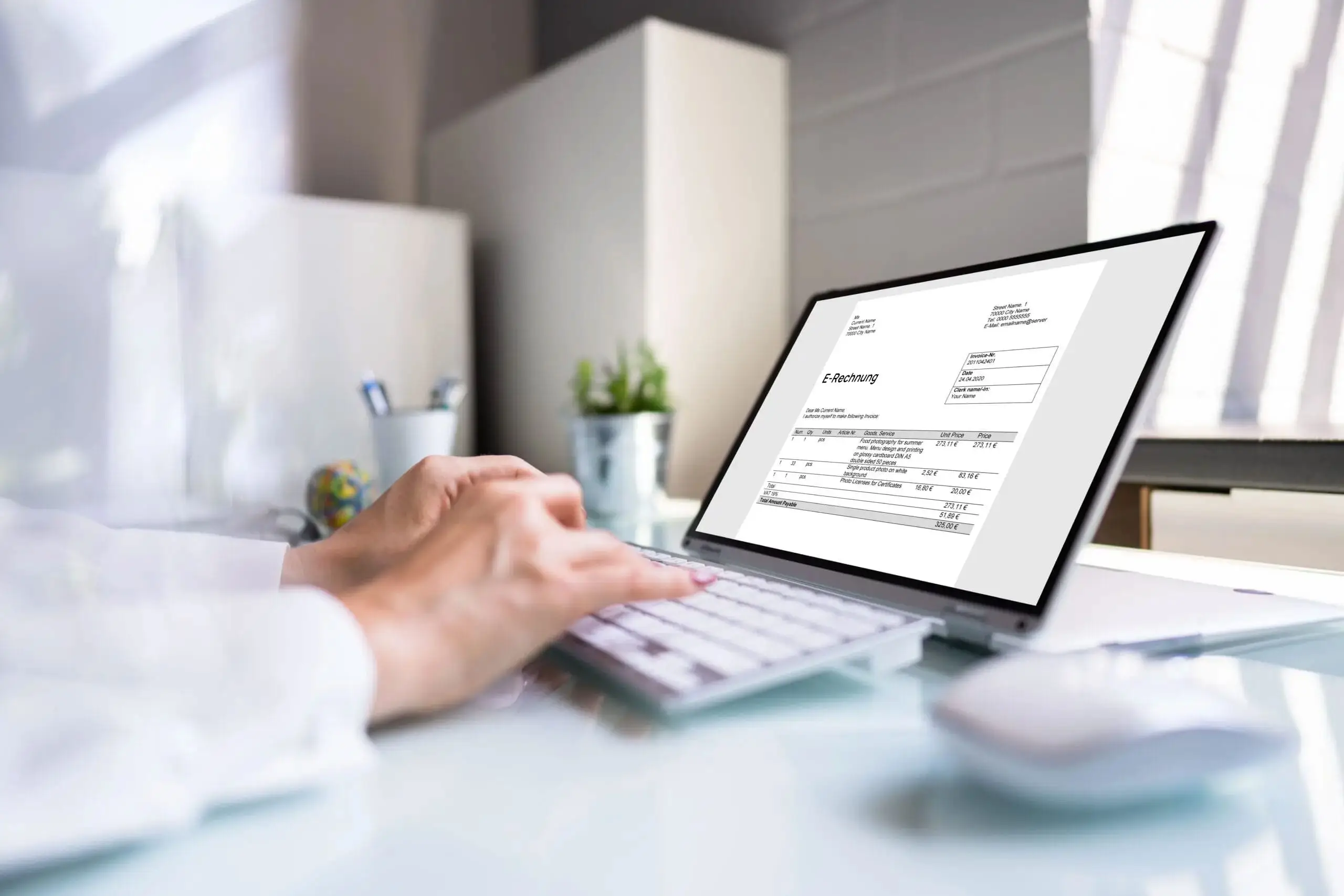 Eine Mitarbeiterin arbeitet im Büro mit der E-Rechnung in SAP Business One