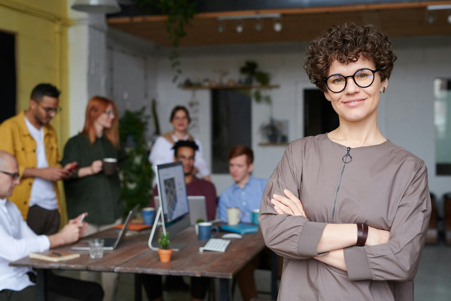 Geschäftsführerin und Team eines Startups nutzt SAP Business One für Branchen