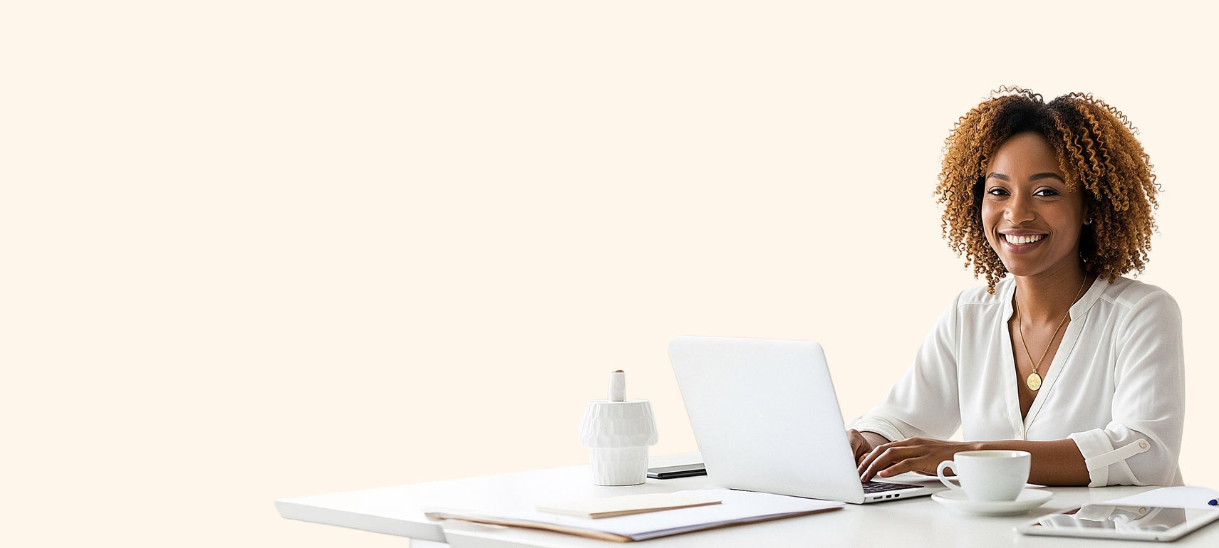 Mitarbeiterin arbeitet am Laptop mit SAP Business One DATEV Schnittstelle in der Buchhaltung