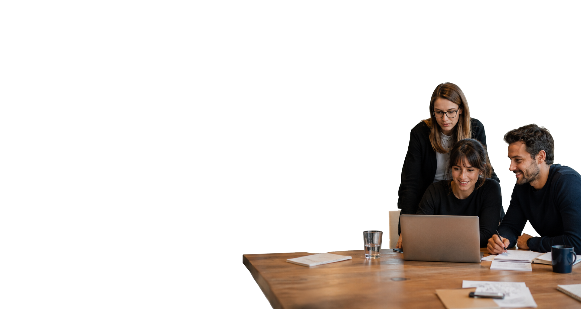 Team in einem Dienstleistungsunternehmen arbeitet gemeinsam an digitalen Prozessen und Projekten mit SAP Business One am Laptop.