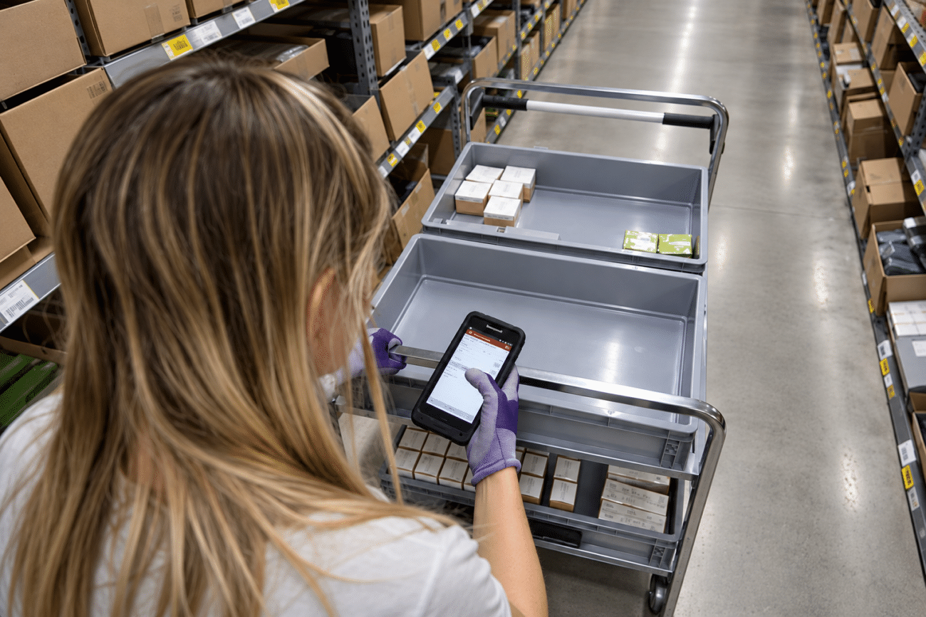 Bild von Mitarbeiterin, die SAP Business One nutzt und bei der Kommissionierung ist